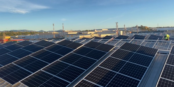 Instalación fotovoltaica en Solera: Dejaremos de emitir aprox. 234.63 Tn de CO2 al año equivalentes a la plantación de aprox.1405 árboles.